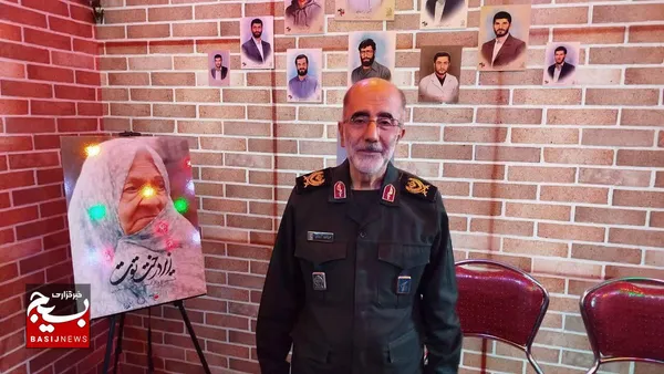 بازدیدسردارآزادی از نمایشگاه روایت پرچمداران