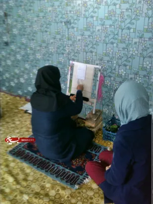 آموزش قالی بافی و اشتغال خواهران قالی باف در محله اسلامی شهرک فدک شاهرود