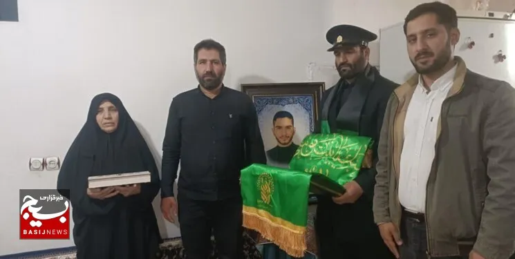 خدام آستان حضرت فاطمه معصومه(س) از خانواده شهید روح‌الله عجمیان تجلیل کردند
