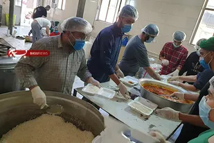 طبخ و توزیع ۹۴۰ پرس غذای گرم در مناطق محروم کرج+تصاویر