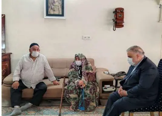 دیدار فرمانده سپاه باقرشهر با خانواده دانش آموز شهید مجید اسدیان