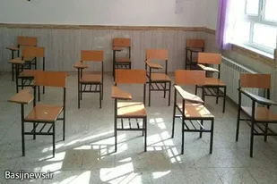اهدای صندلی به دبستان کریم الله هادی روستای کفراش توسط خیّر نیک&zwnj;اندیش