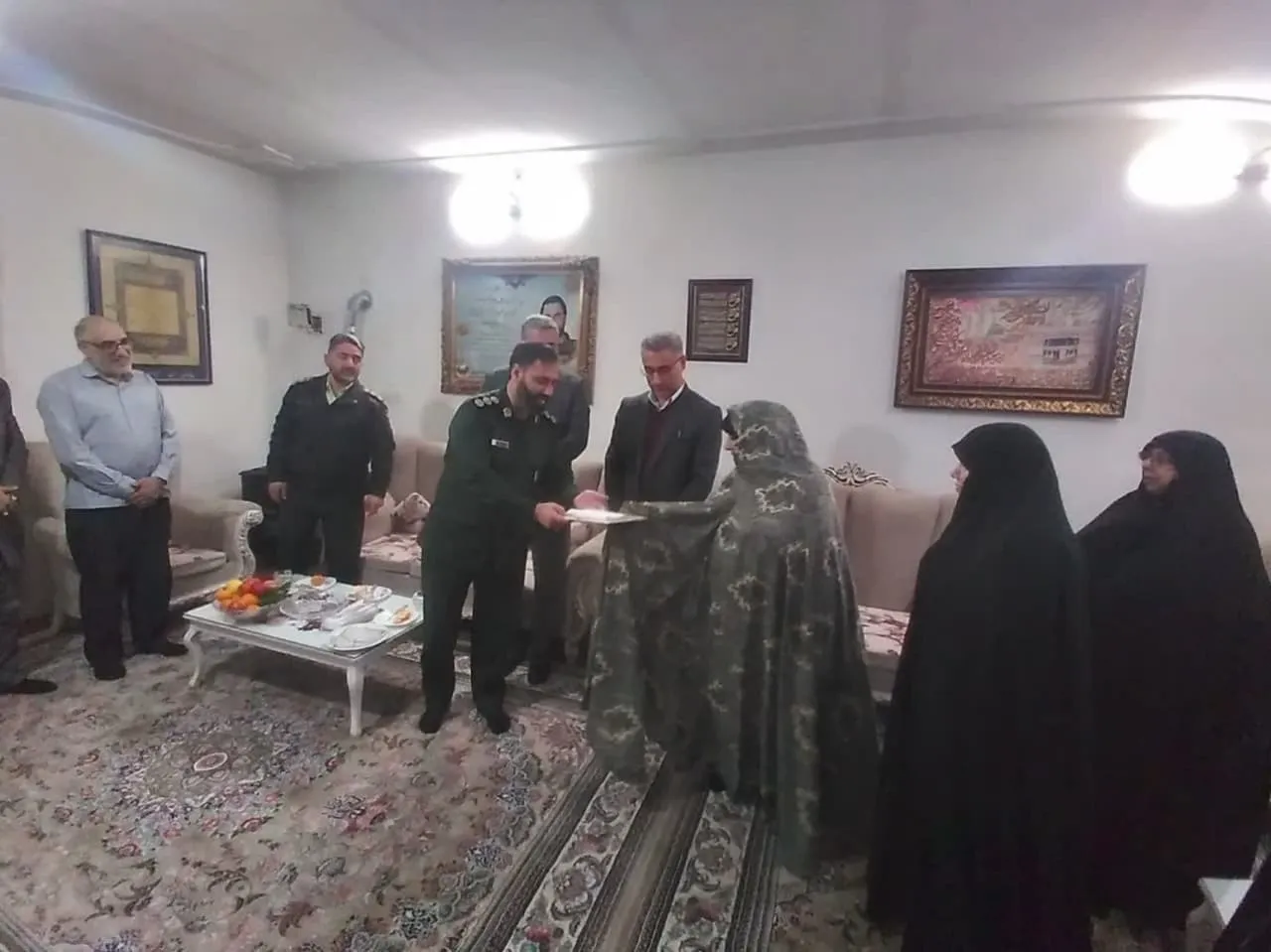 دیدار فرمانده سپاه حضرت ولیعصر با خانواده شهید مدافع امنیت مرتضی ابراهیمی