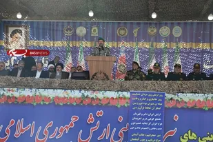 رژه نیروهای مسلح به مناسبت روز ارتش در ارومیه برگزار شد