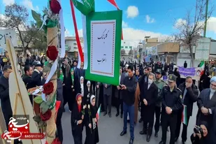 گلباران تمثال امام خمینی در قوچان هم&zwnj;زمان با دهه فجر+عکس