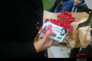اهدای شاخه گل به بانوان ملایری به&zwnj;مناسبت عید مبعث