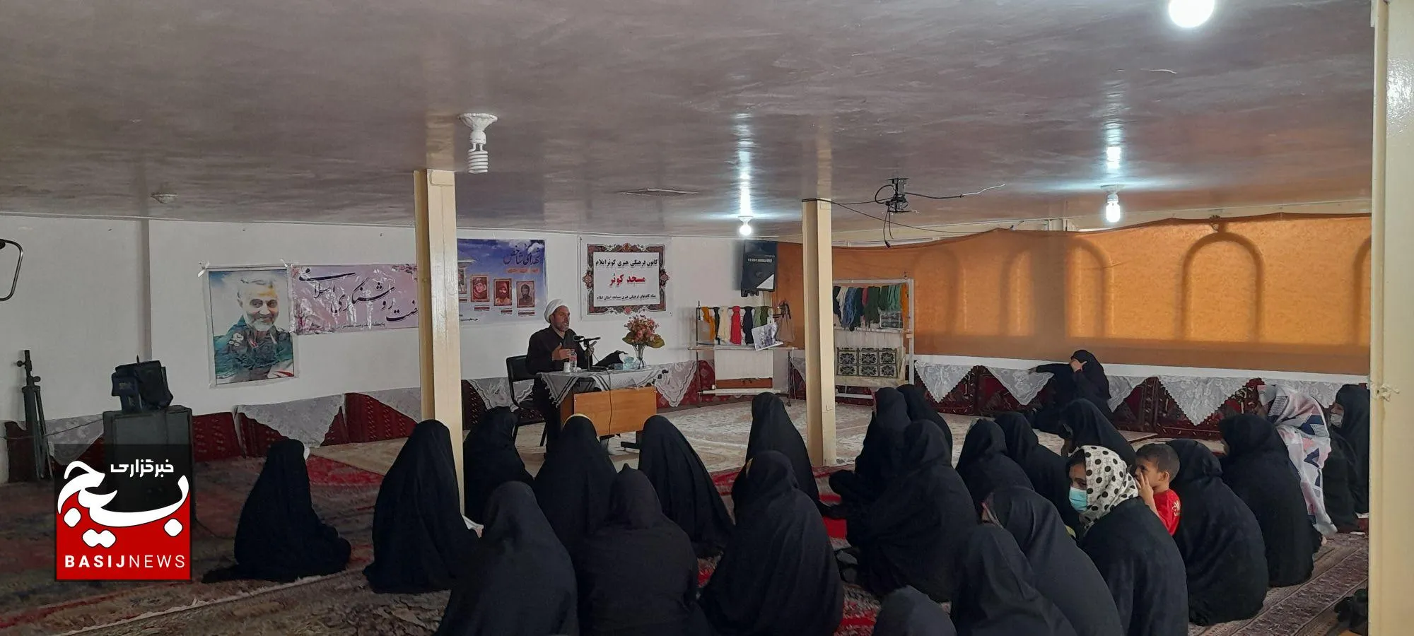 کارآفرینی در کانون مسجد کوثر شهر ایلام با تکیه بر هنرهای سنتی/از بافت فرش تا خیاطی به دستان توانمند اهل مسجد