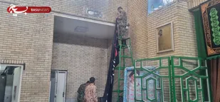آماده سازی و سیاه پوش کردن پادگان شهید برونسی سپاه امام رضا علیه السلام به جهت عزاداری ماه محرم
