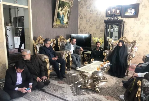 مسئولین شهرستان شازند با خانواده شهیدان فرهمند دیدار کردند