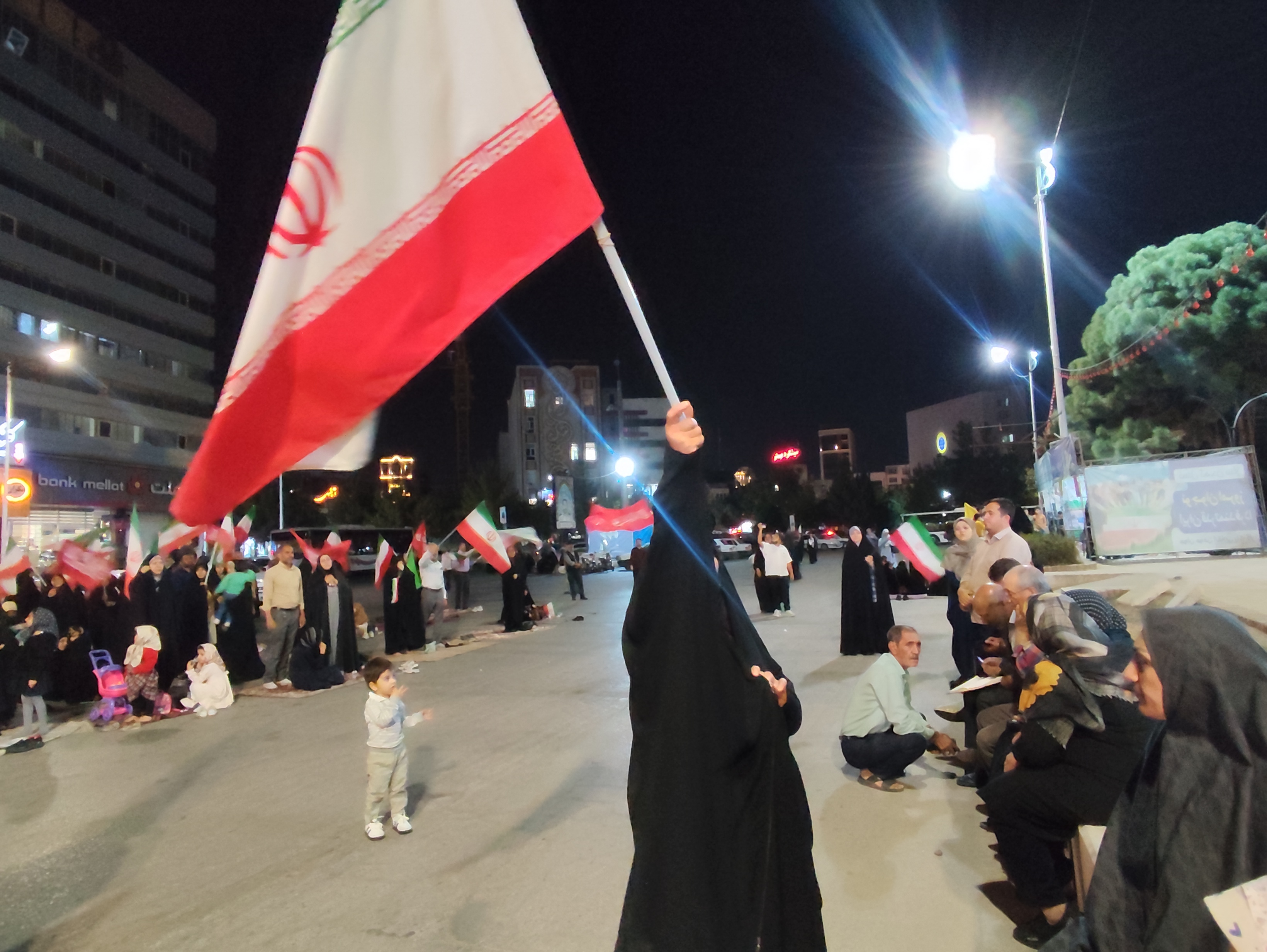 رقص پرچم ایران در میدان کوثر؛ روایت عشق و ایستادگی مردم + تصاویر رقص پرچم ایران در میدان کوثر؛ روایت عشق و ایستادگی مردم + تصاویر