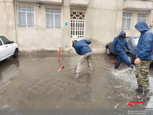 فعالیت جهادی بسیجیان حوزه شهید ورزنده قم در رفع آبگرفتگی