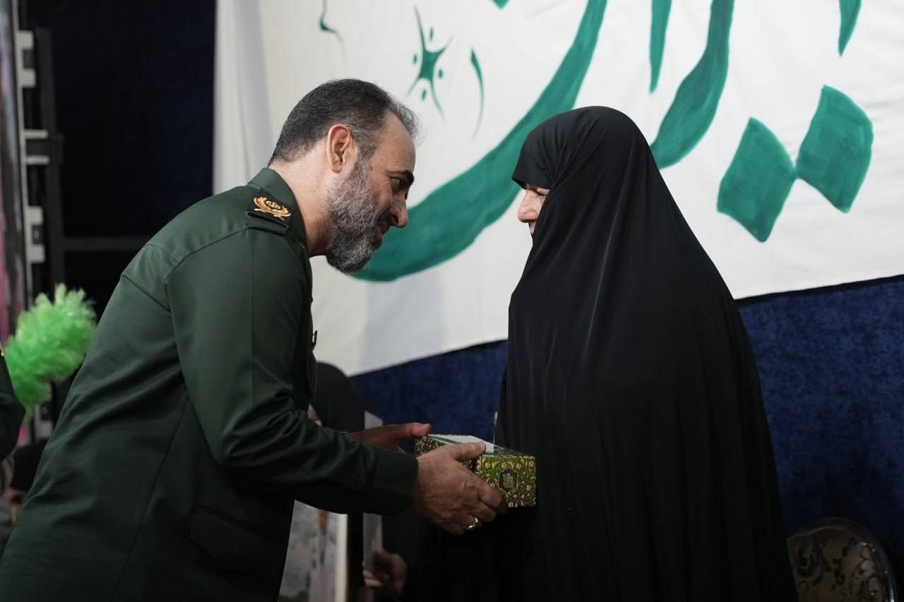 امنیتِ این سرزمین، وامدار دستانیست که فرزندانشان را به راهِ ایران سپردند/ قامتِ فرماندهی که به نمایندگی از مردم ایران، پیشِ مادران شهدا خم شد امنیتِ این سرزمین، وامدار دستانیست که فرزندانشان را به راهِ ایران سپردند/ قامتِ فرماندهی که به نمایندگی از مردم ایران، پیشِ مادران شهدا خم شد