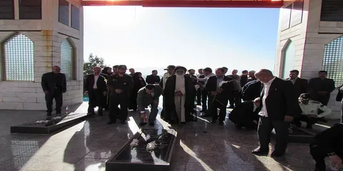 مزار مطهر شهدای گمنام شهرستان شازند گلباران و غبارروبی شد
