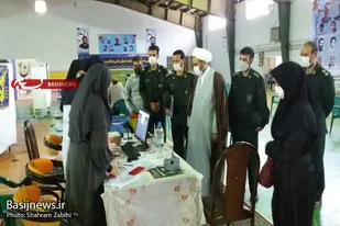 بازدید مسئول نمایندگی ولی فقیه در سپاه ملایر از مرکز واکسیناسیون
