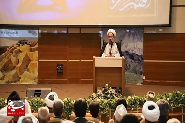 دشمن به دنبال تفرقه افکنی است لذا حفظ وحدت، اتحاد جامعه اسلامی پادزهر تفرقه