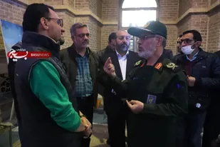 بازدید فرمانده سپاه عاشورا از آثار هنرمندان شرکت&zwnj;کننده در کارگاه نقاشی"رسم شاهدان شیدایی"