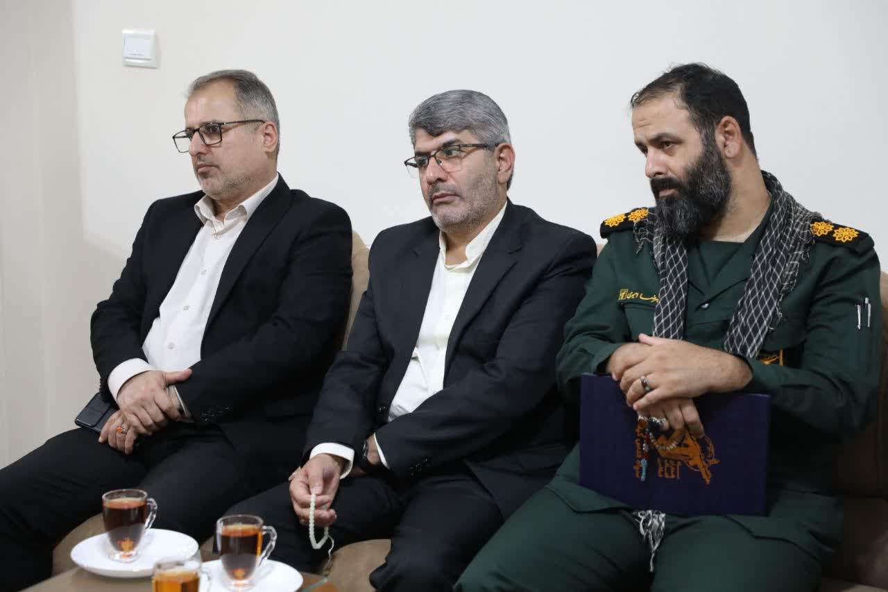 دیدار فرمانده سپاه قدس و نماینده ولی‌فقیه در گیلان با خانواده شهیدان رحمتی ، 