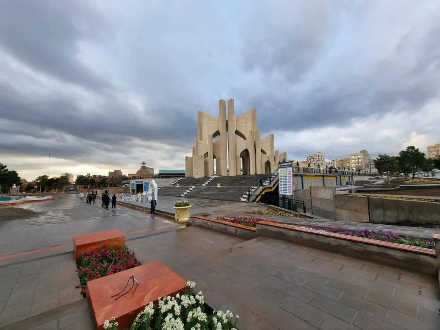 مقبره الشعرا آماده پذیرایی از میهمانان نوروزی