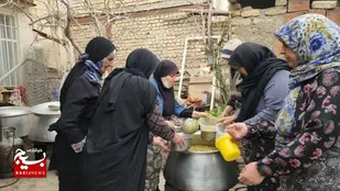 طبخ و توزیع ۱۰۰ کیلوگرم آش نذری توسط بانوان بسیجی در بخش رخ شهرستان تربت حیدریه
