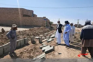ادامه عملیات جدولگذاری کانال آب خیابان امام جعفر صادق در محله اسلام آباد خاش