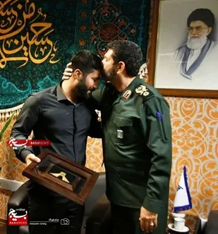 اعطای نشان آزادی ملت ایران به قهرمان شاهچراغ