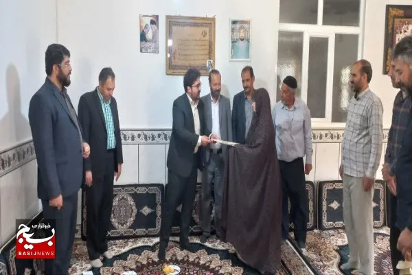 دیدار روسای دادگستری و بسیج حقوقدانان کبودراهنگ با خانواده شهید «حسنی»