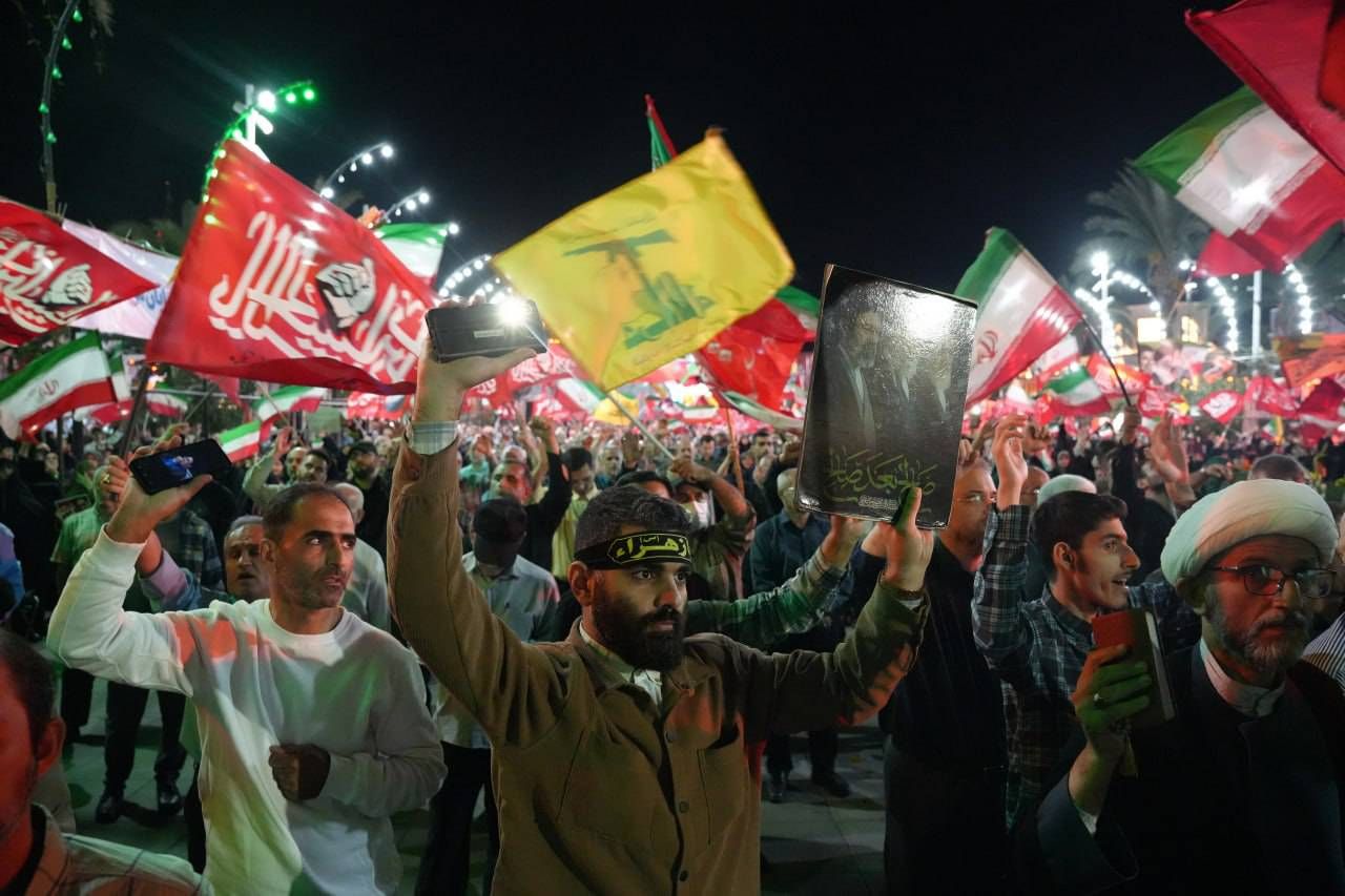 امنیتِ این سرزمین، وامدار دستانیست که فرزندانشان را به راهِ ایران سپردند/ قامتِ فرماندهی که به نمایندگی از مردم ایران، پیشِ مادران شهدا خم شد امنیتِ این سرزمین، وامدار دستانیست که فرزندانشان را به راهِ ایران سپردند/ قامتِ فرماندهی که به نمایندگی از مردم ایران، پیشِ مادران شهدا خم شد