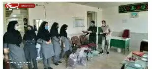 تحویل لوازم تحلیل توسط فرمانده سپاه ناحیه و مسئول بسیج سازندگی به دانش آموزان بی بضاعت
