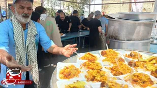 پذیرایی از زائران اربعین حسینی در عمود ۲۲۰ مسیر نجف به کربلا