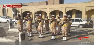غبارروبی مزار شهدا توسط رزمندگان لشکر 17 علی بن ابیطالب(ع)