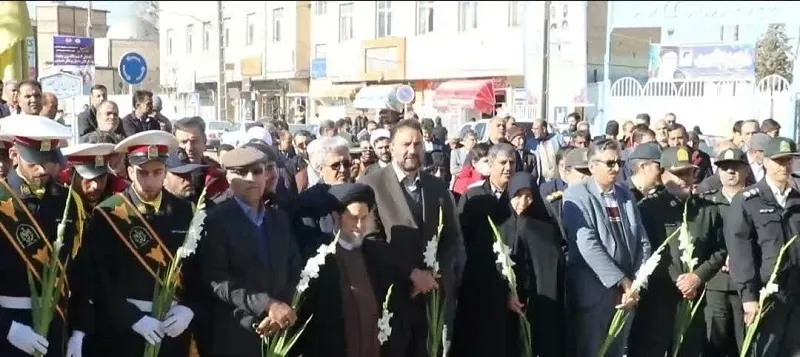 مراسم گلباران تمثال امام به مناسبت چهل و پنجمین سالگرد پیروزی شکوهمند انقلاب اسلامی
