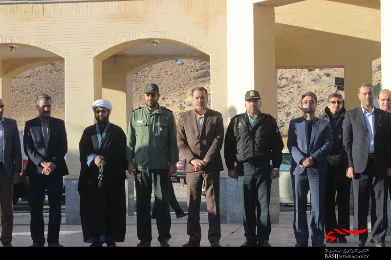 غبار روبی گلزار شهدا در هفته بسیج برگزار شد