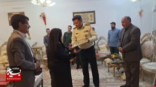 قابِ جاودانه بوسه&zwnj;ی مادر بر پیراهنِ خونین شهید فراجا از نگاه دوربین بسیج در تربت&zwnj;جام