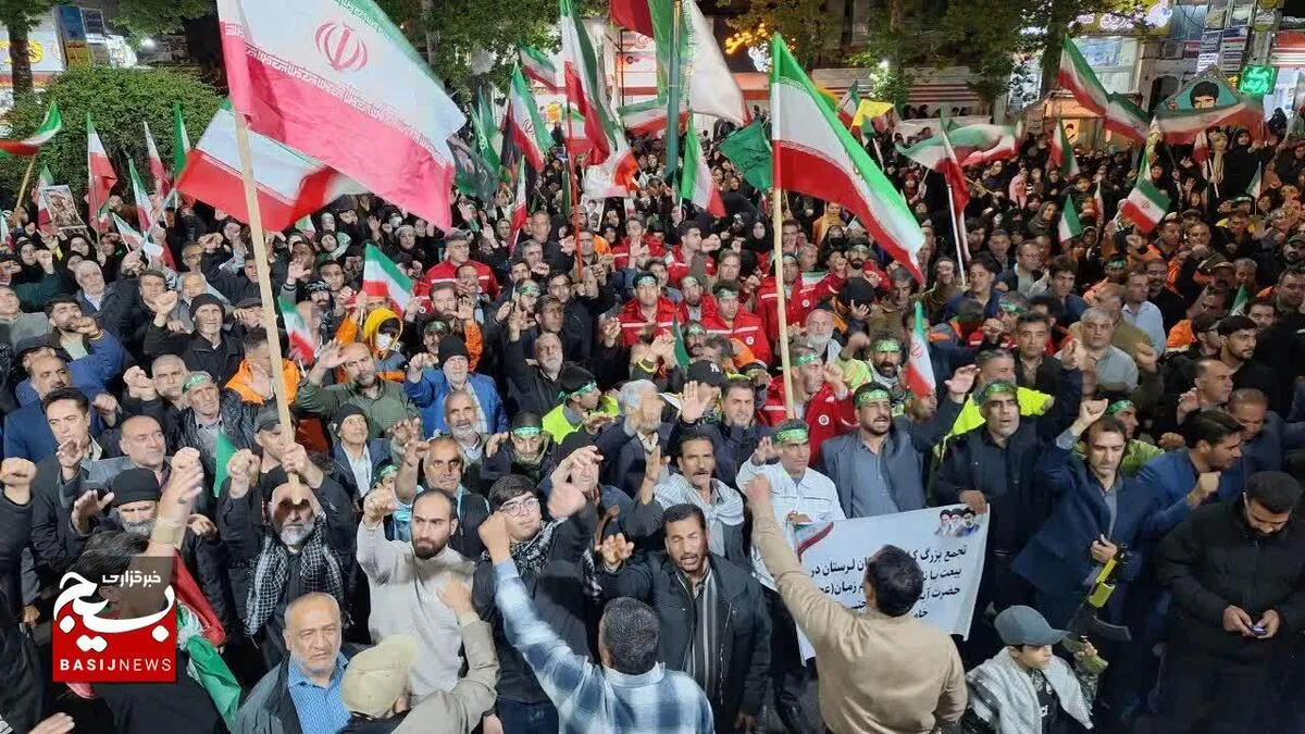 تجدید بیعت جامعه کار و تلاش لرستان با رهبر انقلاب اسلامی ایران حضرت آیت الله مجتبی(ع)  خامنه ای در خرم‌آباد+عکس