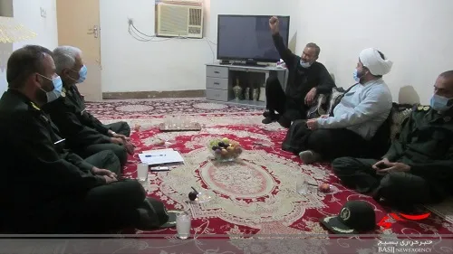 جانبازان و ایثارگران چشم و چراغ مردم هستند