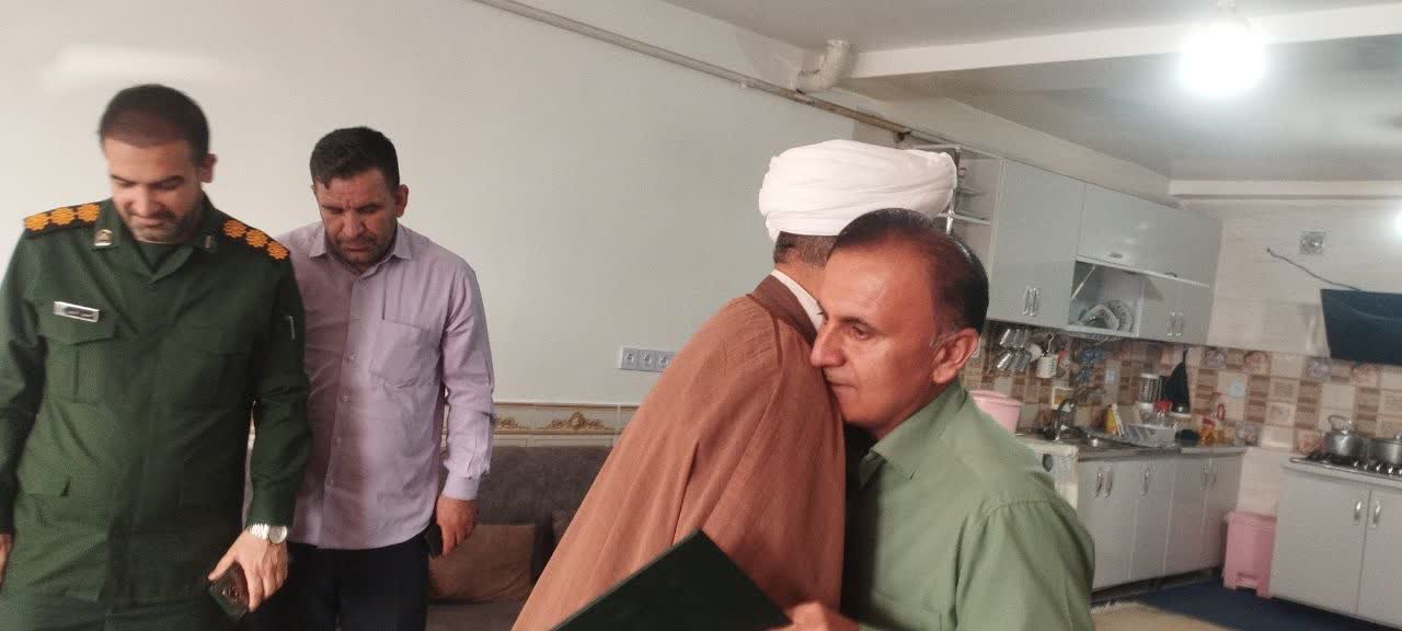 دیدار و تجلیل مسئول دفتر نمایندگی ولی فقیه در سپاه فتح از خانواده شهدا در یاسوج دیدار و تجلیل مسئول دفتر نمایندگی ولی فقیه در سپاه فتح از خانواده شهدا در یاسوج