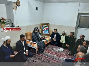 دیدار مسئولین شهرستان خوروبیابانک با خانواده شهدای طلبه و روحانی