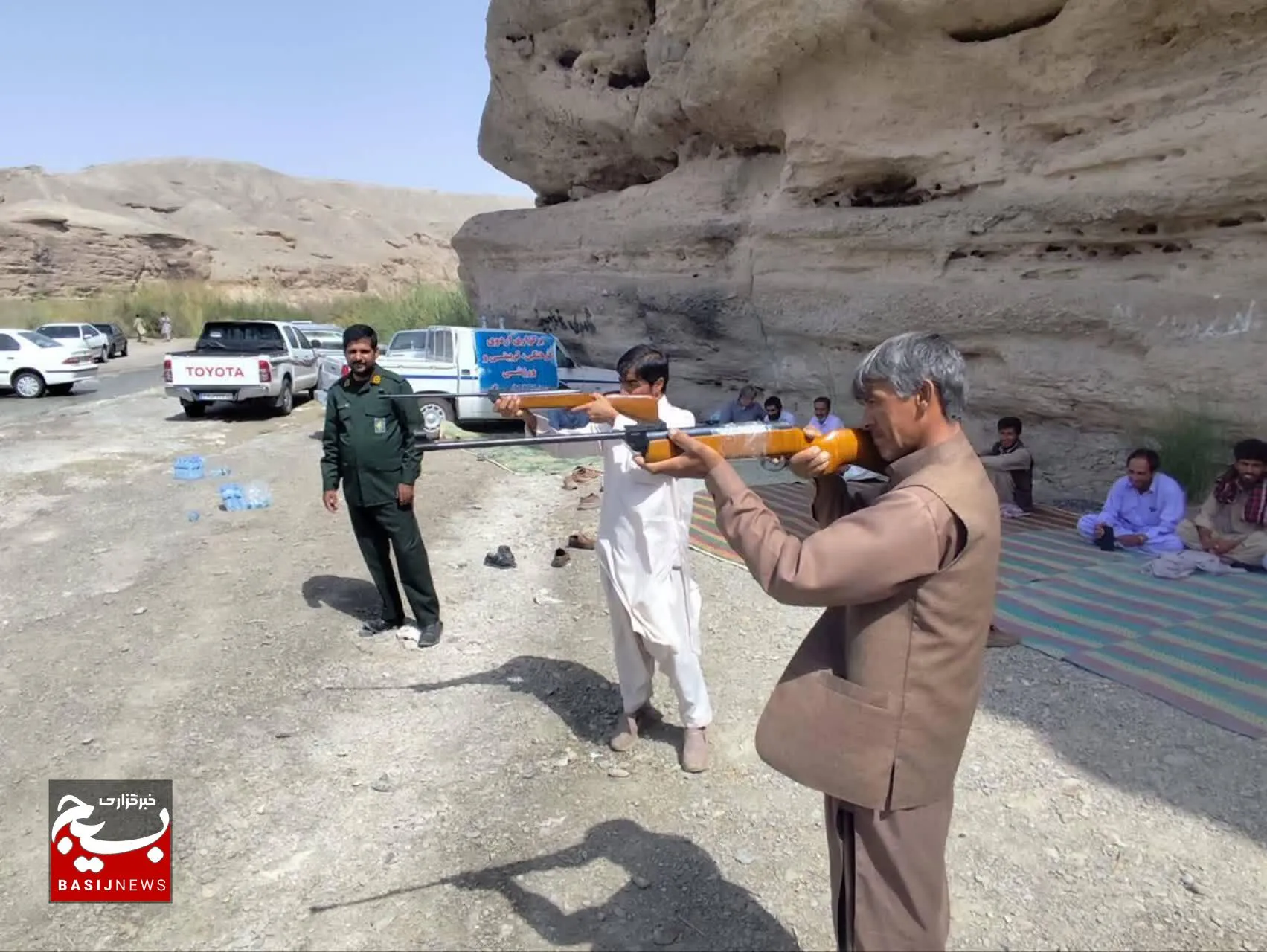 مسابقات رقابتی تفنگ بادی و طناب‌کشی میان بسیجیان دو حوزه مقاومت برگزار شد