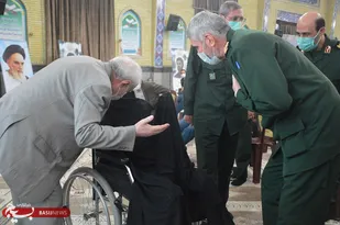 ادای احترام سردار فضلی به مادر شهید رستگار فرمانده شهید لشکر 10 سیدالشهدا(ع)