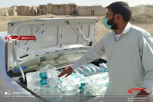 توزیع ۵۰۰ بطری آب معدنی در روستای حاجی آباد زاهدان