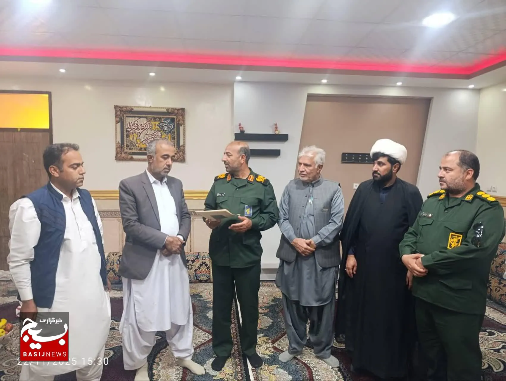 تجلیل از فرمانده پایگاه بسیج شهید نیک‌پور در بخش مرزی بم‌پشت /بسیج خاری در چشم دشمنان ملت