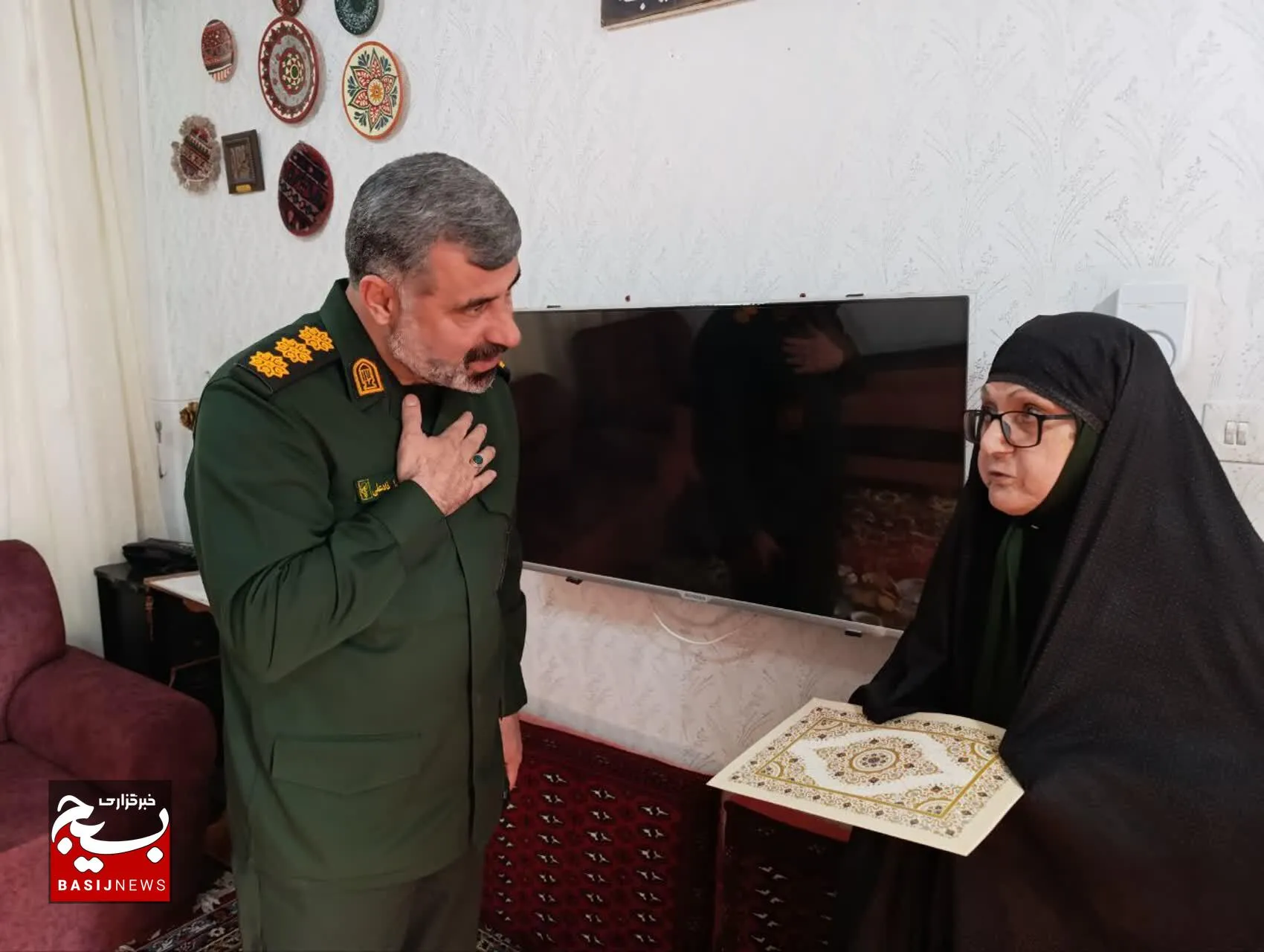 دیدار فرمانده سپاه نکا با خانواده شهید رسانه‌ای محمدحسن قریب طزره