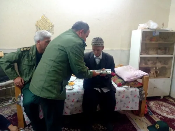 دیدار باخانواده شهید علیرضانوری توسط رزمندگان وبسیجیان گردان ۱۱۷امام حسین)علیه السلام(