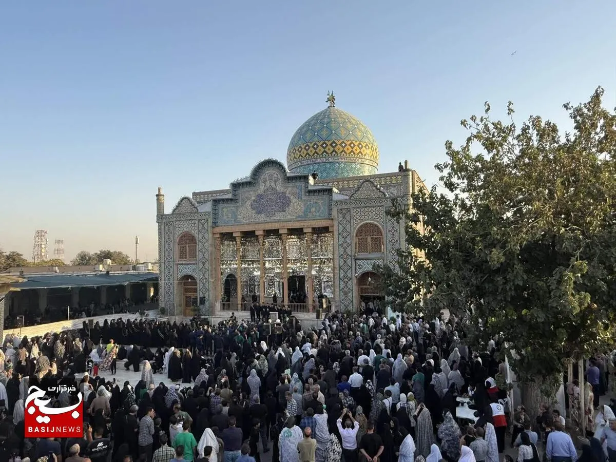  

تعویض پرچم سیاه و اهتزاز پرچم سبز حرم امامزاده حسین(ع) قزوین+تصاویر