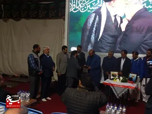 قهرمان کاراته جهان مدال طلایش را در کنار مزار شهید حاج قاسم  به خانواده شهید هاشمی نژاد اهدا کرد
