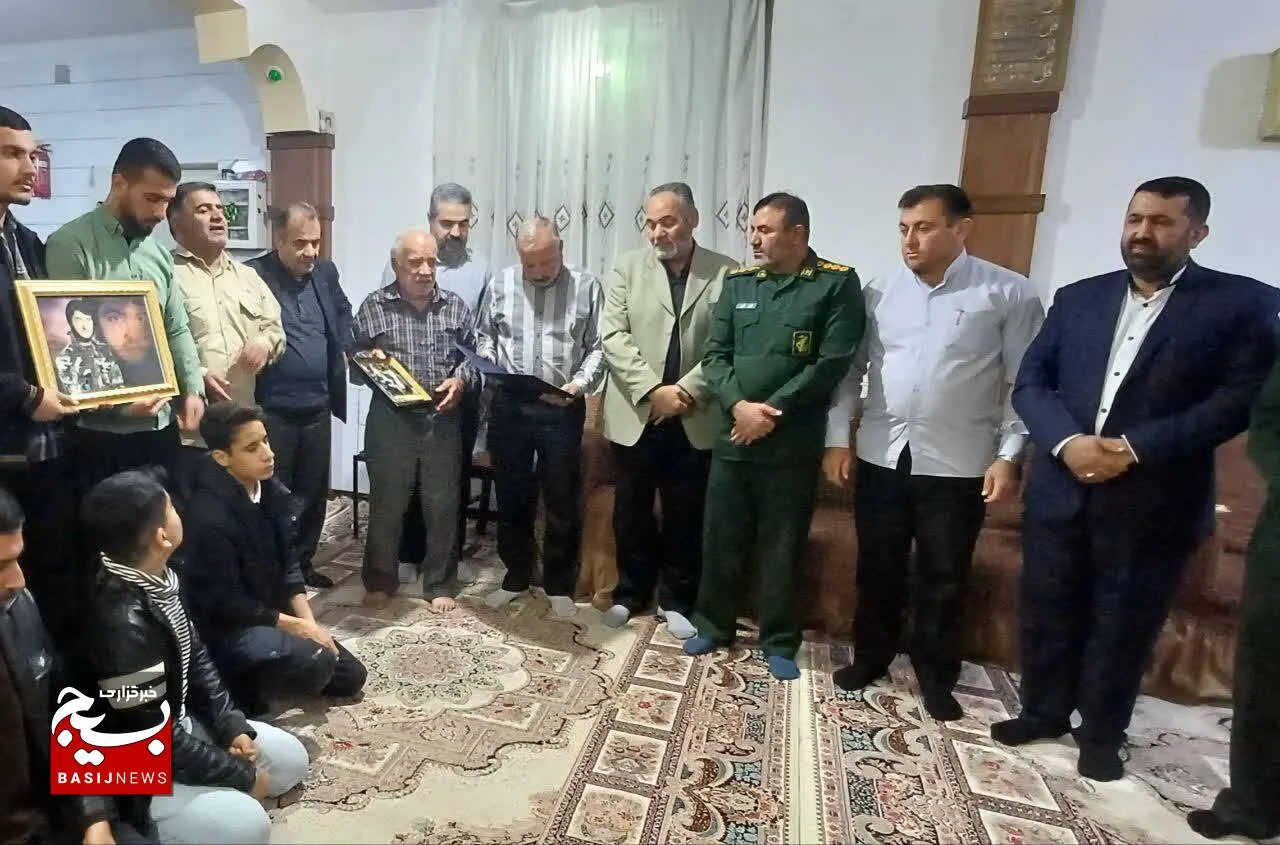 دیدار رزمندگان و بسیجیان گردان یکم فاتحین با خانواده شهید