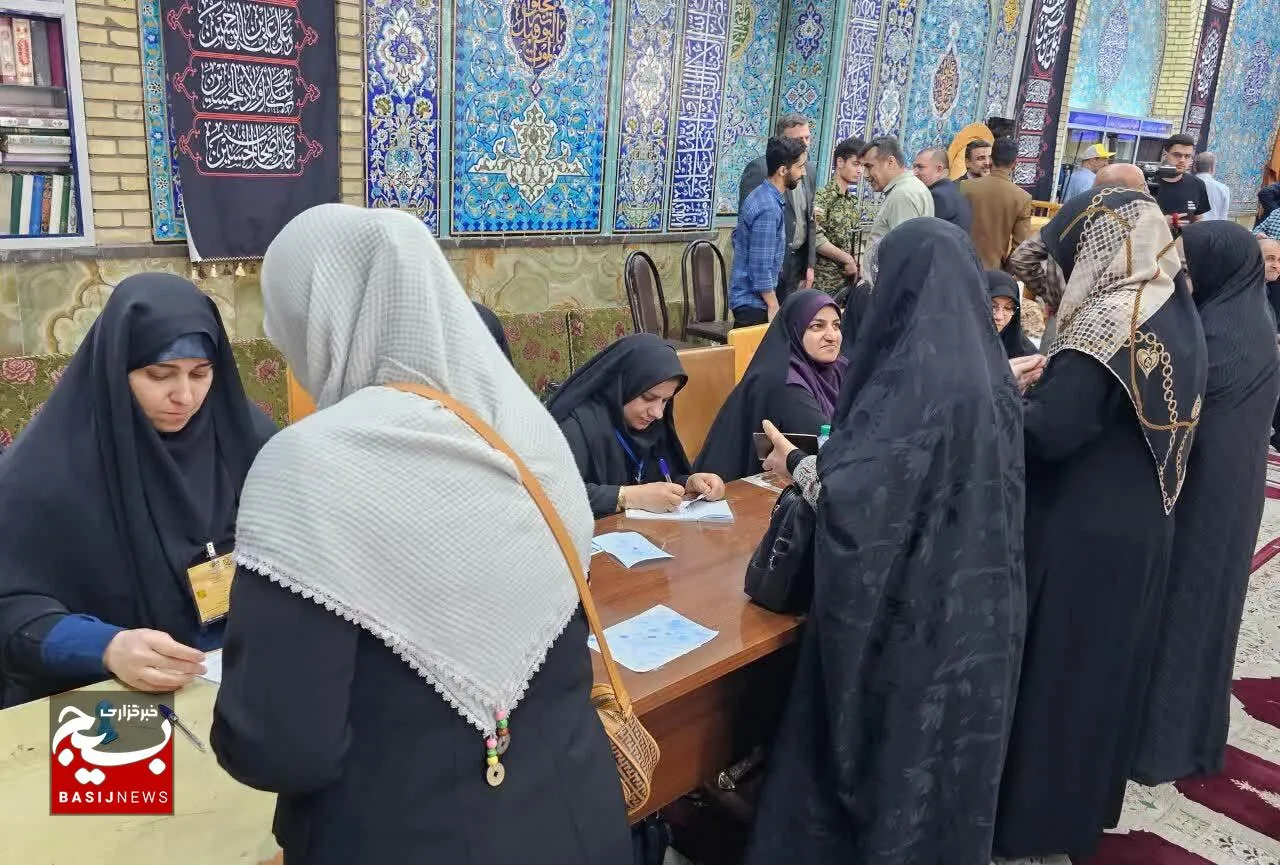 شعرخوانی بانوی هفتکلی در کنار صندوق رأی