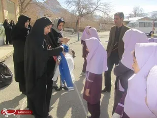 توزیع بسته های پوشاک و لوازم التحریر در بین دانش آموزان بی بضاعت