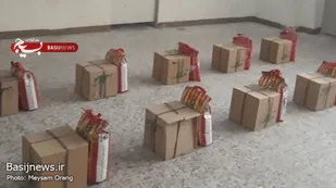 توزیع بسته های ارزاق بین نیازمندان محله