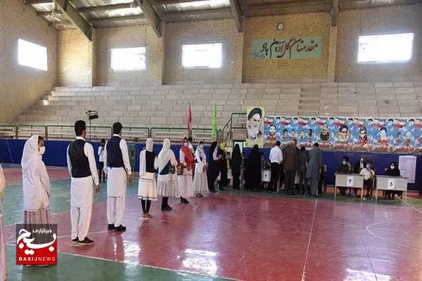 صنعتگران سیستانی با لباس محلی پای صندوق‌های رای می‌روند